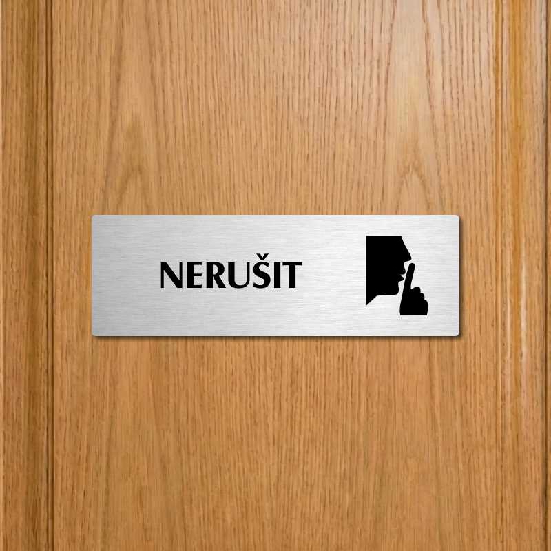 Nerušit, 240x79mm, stříbrná popiska 